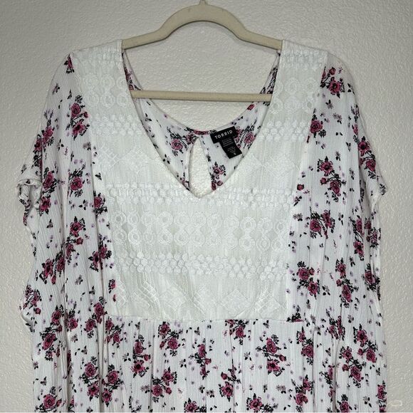 Torrid Floral Print Gauze Lace Inset V-neck Top - Picture 3 of 12